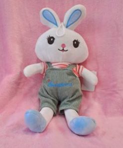 Iepuraș pluș cu salopetă verde – prieten vesel și curajos