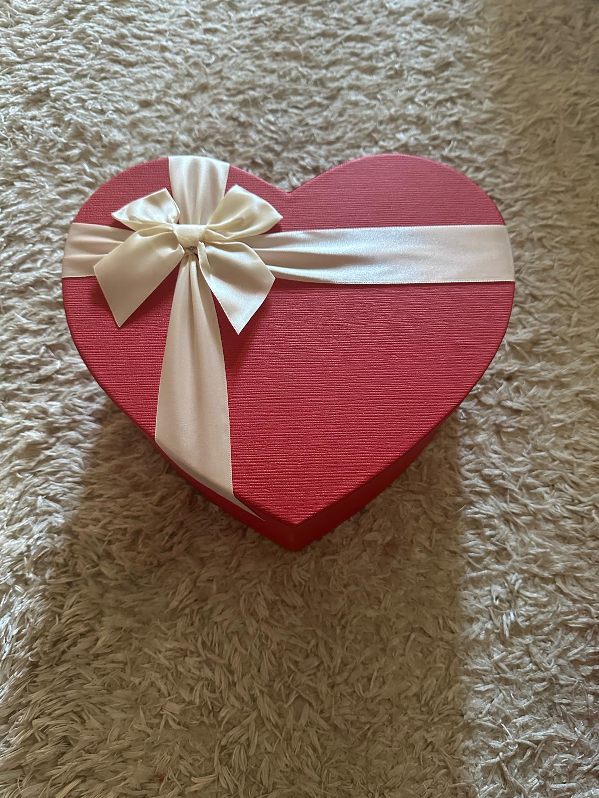 Cutie în formă de inimă