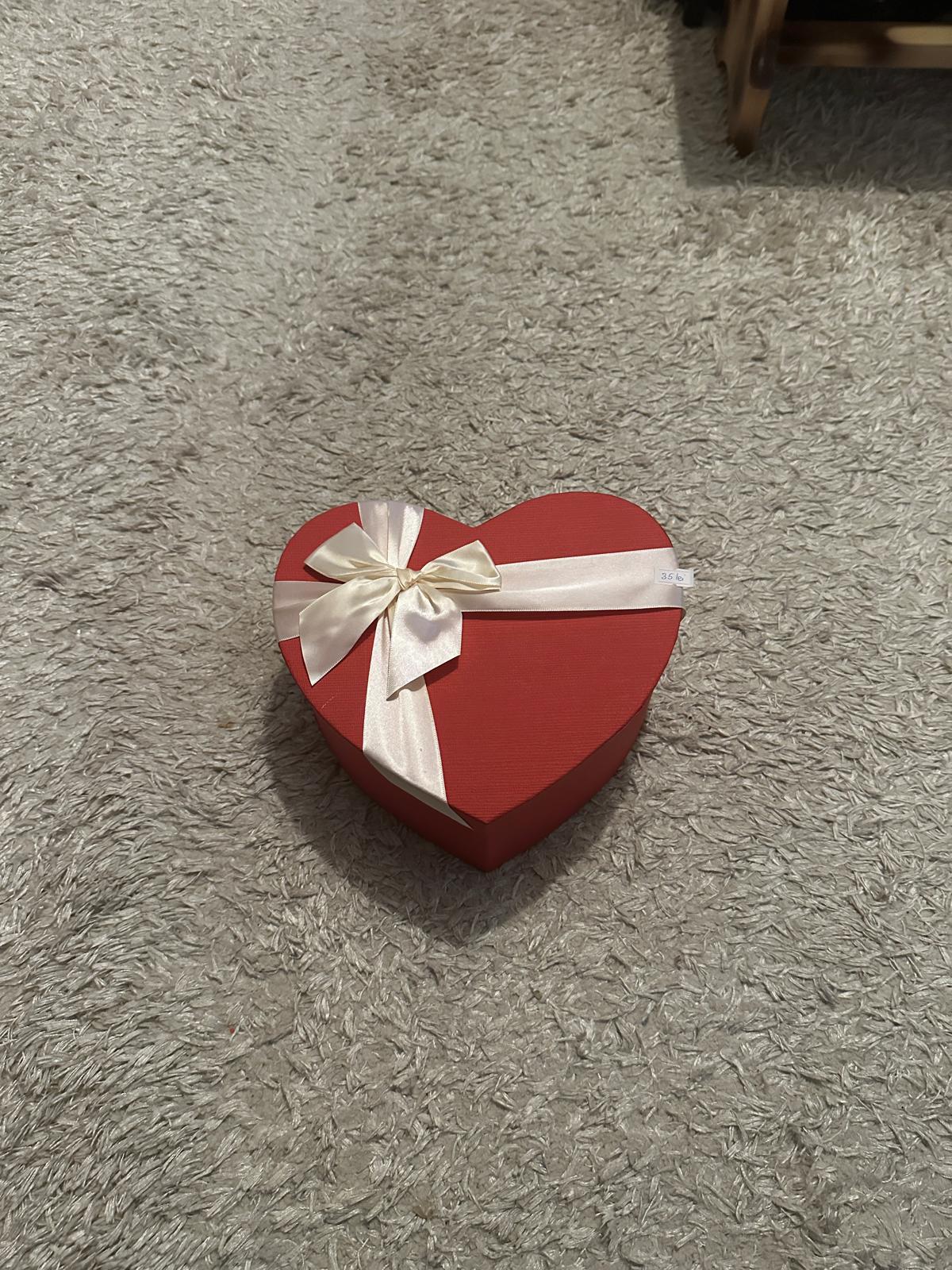 Cutie în formă de inimă