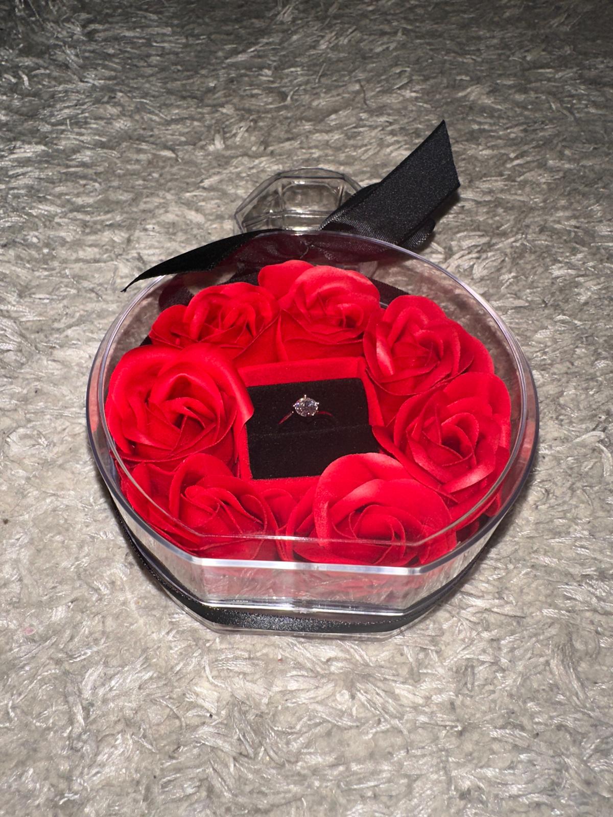 Cutie cadou tip diamant cu trandafiri și inel - imagine 3