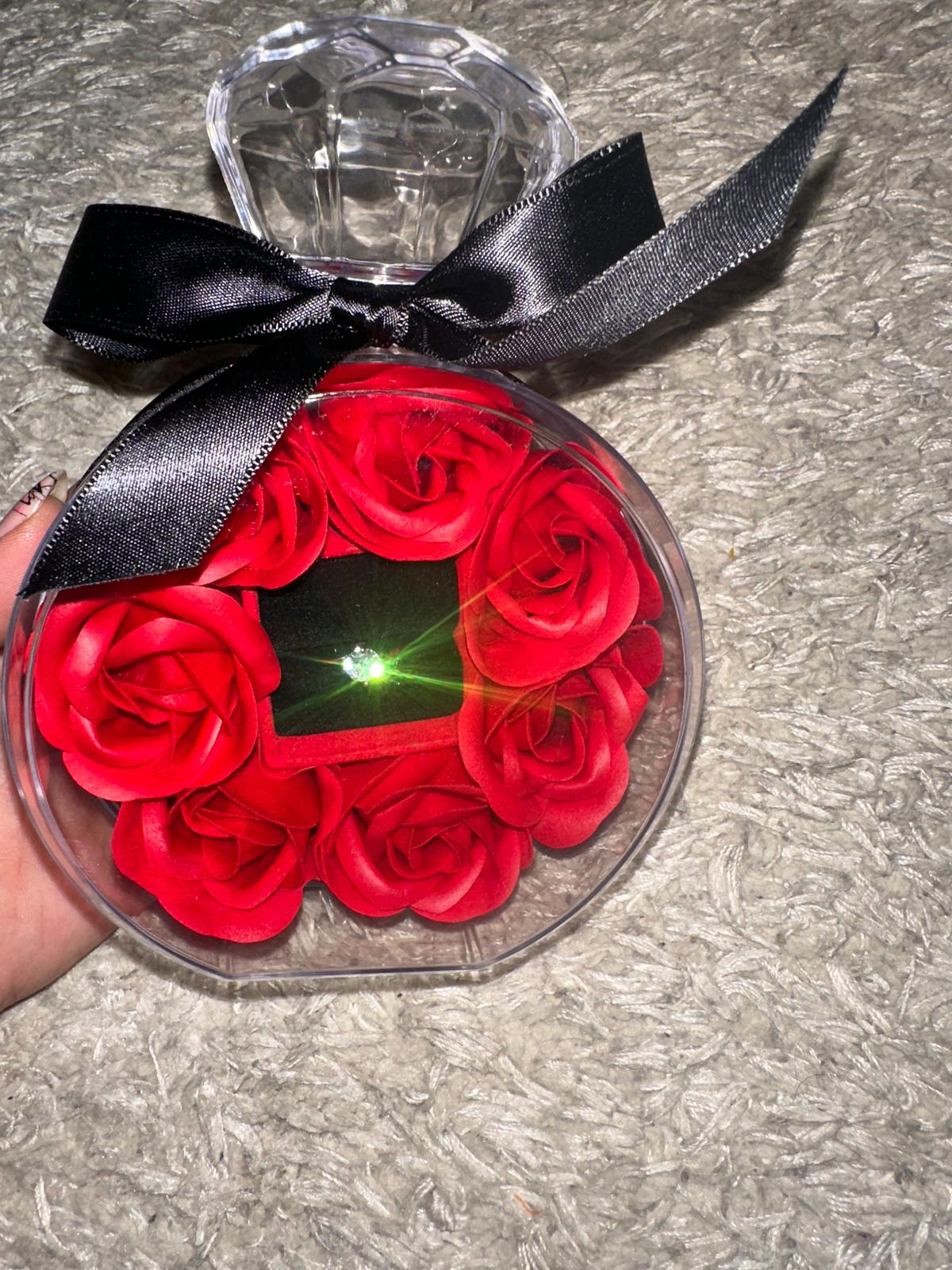 Cutie cadou tip diamant cu trandafiri și inel - imagine 2