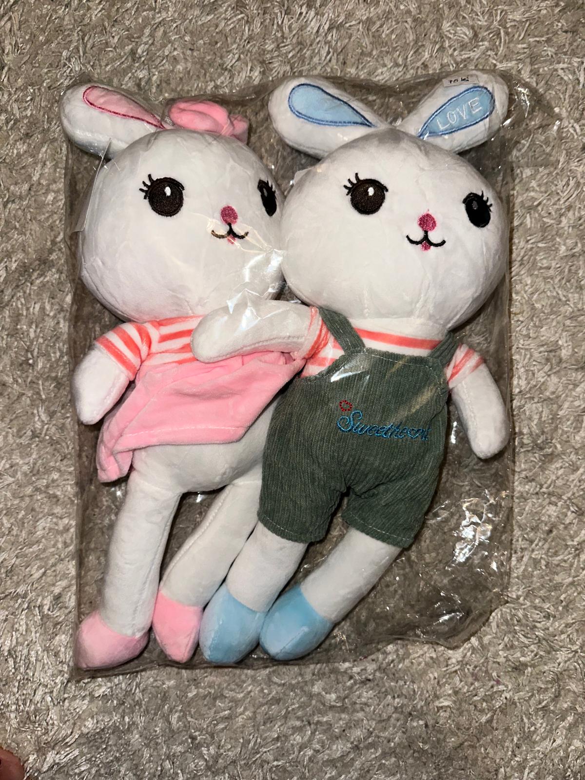 Iepuraș pluș cu salopetă verde – prieten vesel și curajos - imagine 2