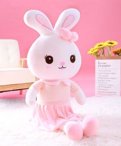 Iepuraș pluș cu rochiță roz – prietenă dulce și jucăușă